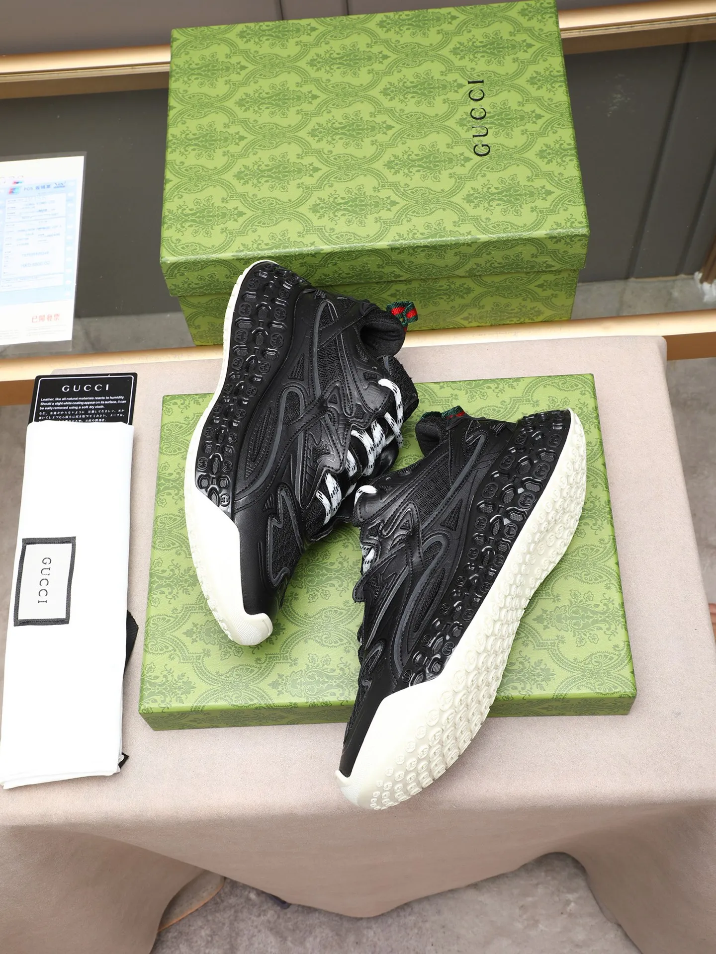 Men's men's shoes 💰660 Gucci Ri men's shoes 💰le series 2025 casual sports shoes, buy the original and accurately reproduce it! Restore the quality of details, Gucci Ri men's shoes 💰le series sports shoes are made with innovative stitching technology to create a flowing texture like water. The cowhide leather is paired with three-dimensional interlocking Double G leather patches and Gucci letter accessories, creating a free flowing texture of the entire shoe with a 3D effect. A classic and versatile piece that feels super comfortable on your feet! 38-44 (45 customized)
